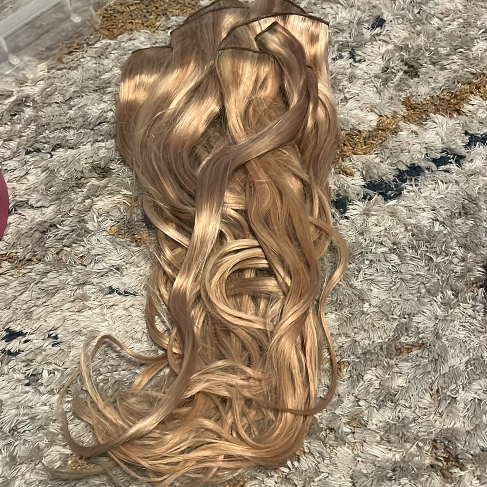 Luxy clip in hair extensions 10 pieces. Blonde. Worn just once.